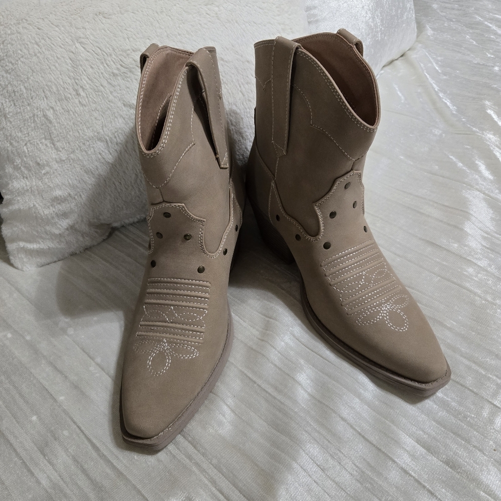 Tan  Womens Ankle Boots By Sonoma Size 7 1/2 NWOT! NEVER WORN - Picture 2 of 8